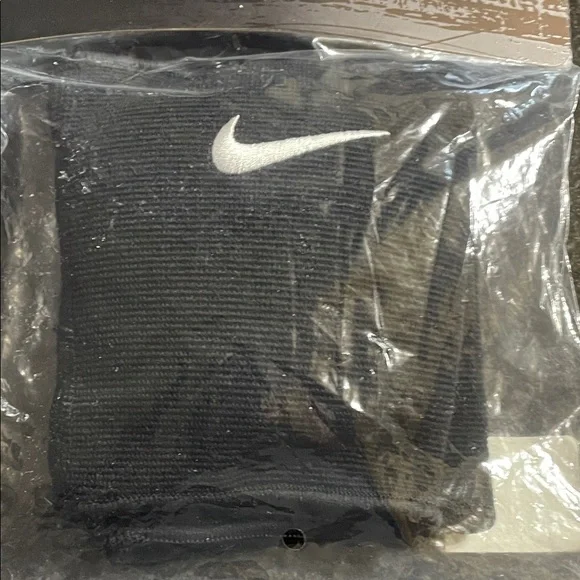 Nike Black Essential Volleyball Knee Pads - Picture 6 of 6